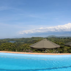 Pool mit Ausblick auf die Landschaft