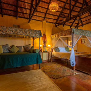 Doppelbett und Wohnbereich