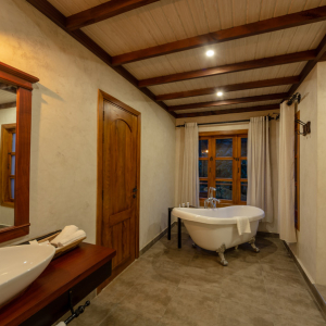 Badezimmer mit freistehender Badewanne