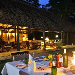 Terrasse und Abendessen im Garten