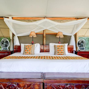 Doppelbett mit Moskitonetz