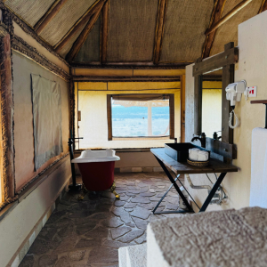 Badezimmer mit freistehender Badewanne