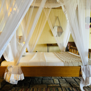 Doppelbett mit Moskitonetz