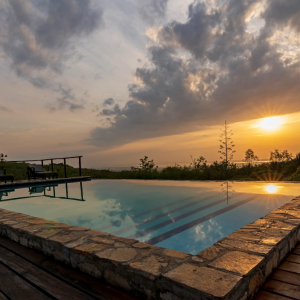 Pool beim Sonnenuntergang