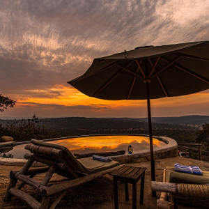 Poolbereich mit Liegen