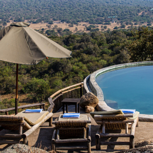 Poolbereich mit Liegen