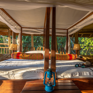 Doppelbett mit Moskitonetz