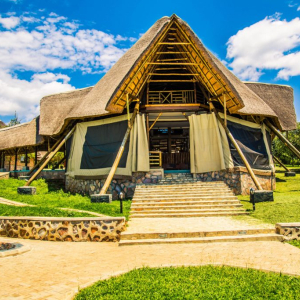 Hauptzelt und Feuerstelle 