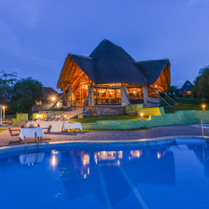 Pool und Hauptgebäude