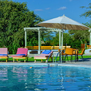 Poolbereich mit Liegen