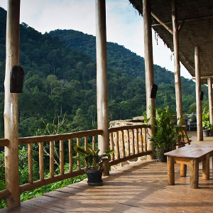 Terrasse mit Ausblick auf die Landschaft