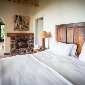 Doppelbett und Kamin