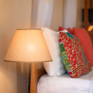 Zimmerlampe und Telefon