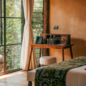 Schreibtisch mit Telefon und Wasser