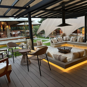 Gartenlounge mit Feuerstelle