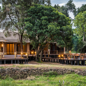 Hauptzelt und Feuerstelle