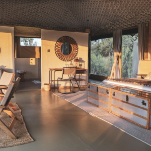 Doppelbett und Wohnbereich