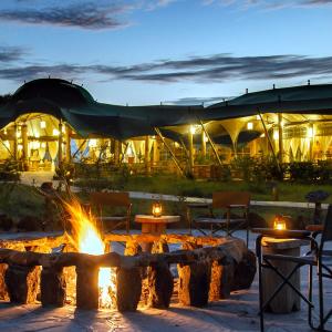 Feuerstelle und Hauptzelt