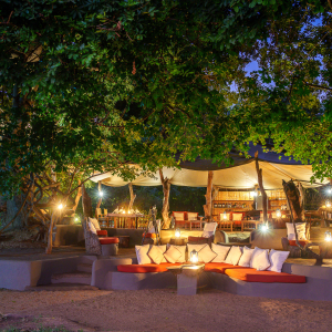 Lounge Abends dahinter Barbereich