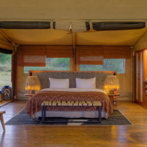 Doppelbett und Wohnbereich