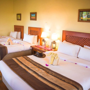 zwei Einzelbetten und ein Doppelbett