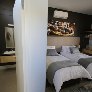 Schlafzimmer und Eingang Bad