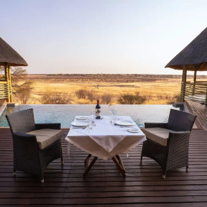 dinner_am_pool_mit_blick