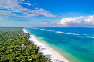 Diani Beach - weißer Sandstrand und blauer Himmel